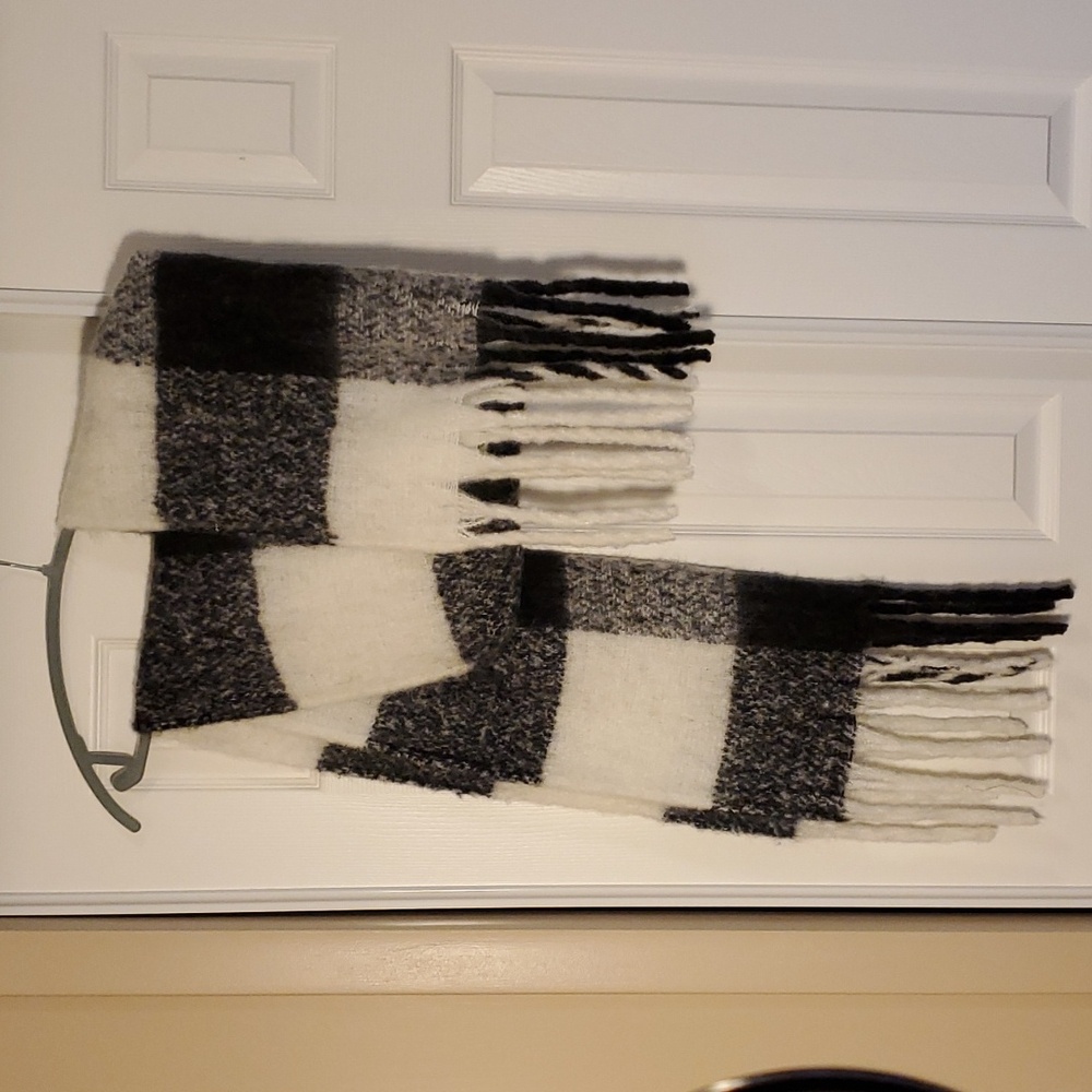 Hollister Fuzzy Blanket Scarf